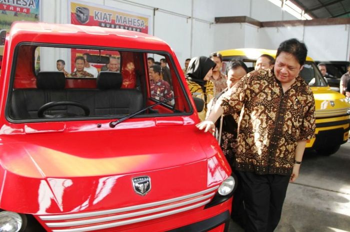 Menperin Airlangga Hartarto memperhatikan mobil listrik