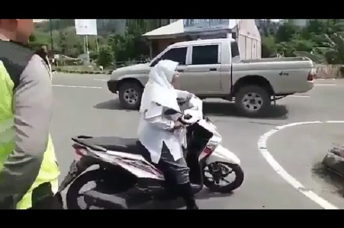 Seorang siswi yang menolak kena tilang