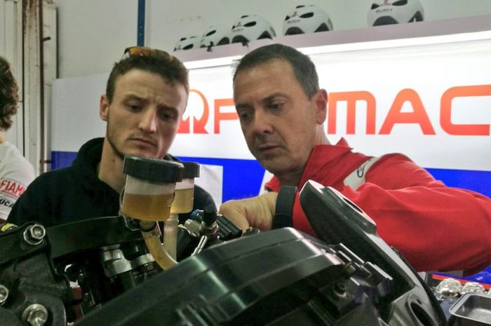 Jack Miller mendengarkan seksama penjelasan soal motor barunya musim depan, Ducati Desmosedici GP