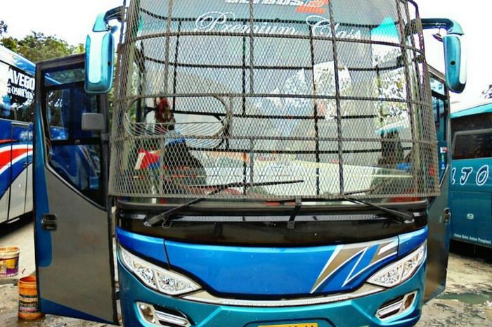 Ilustrasi bus lintas Sumatera menggunakan tameng di kaca depan
