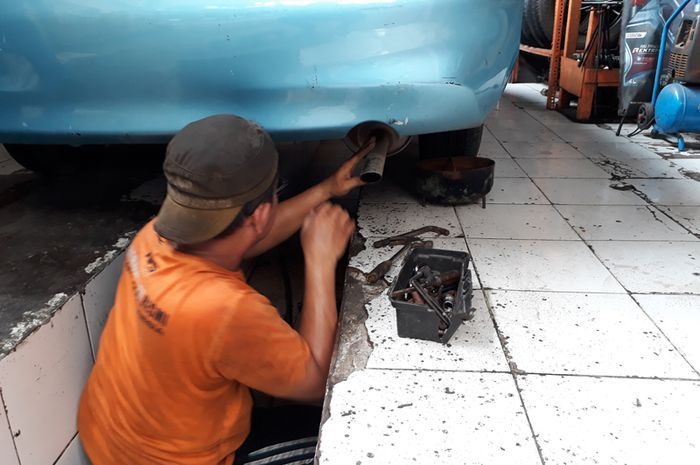 Memperbaiki knalpot mobil