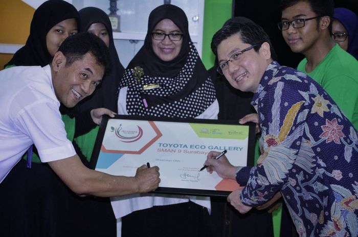 Henry Tanoto (kanan) tandatangani piagam Toyota Eco Gallery 