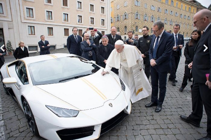 Lamborghini Huracan edisi khusus untuk Bapa Paus Fransiskus