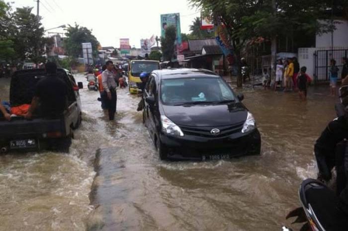 Ilustrasi Daihatsu Xenia terjang banjir