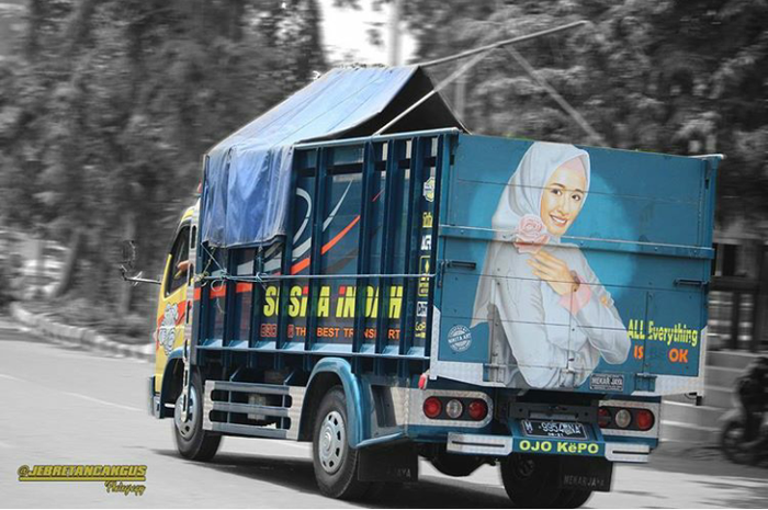 Ilustrasi berada di belakang truk