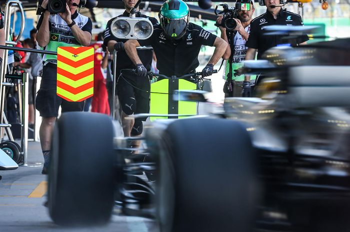 Kru tim Mercedes tengah melakukan pit stop di GP Brasil 2017