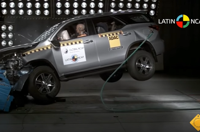 Video Crash Test Toyota Fortuner Ini Menunjukkan Tiang Listrik Bukan