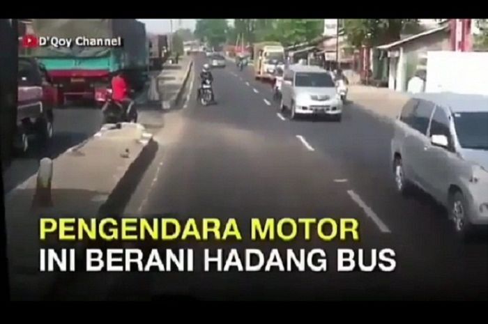 Aksi nekat pengendara motor hadang bus