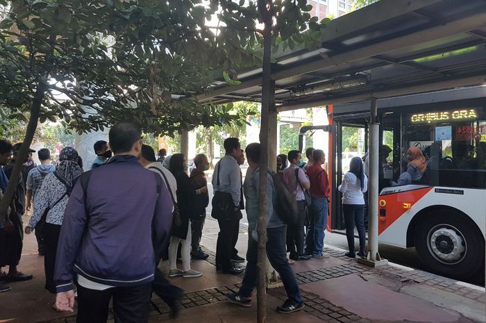 Metrotrans saat sedang mengangkut para penumpang yang hendak beraktifitas