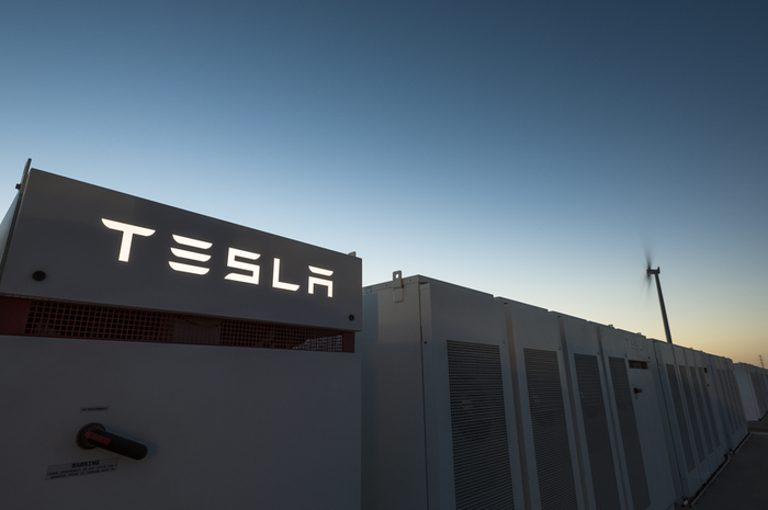 instalasi baterai Tesla 