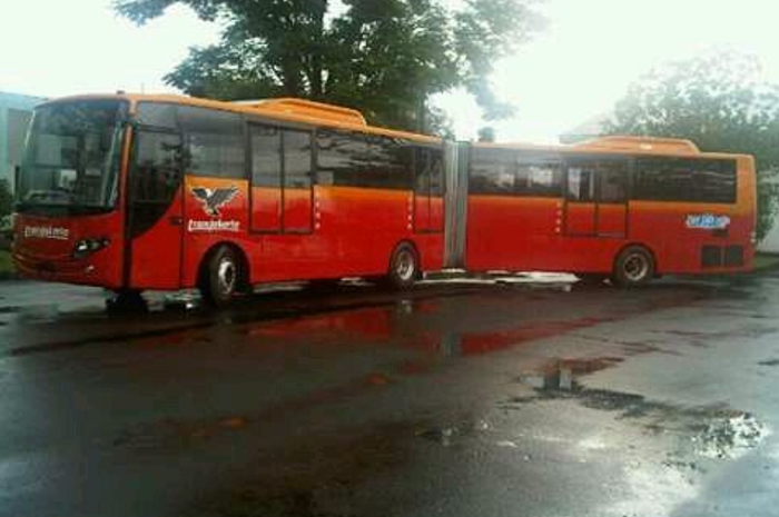 Bus Gandeng buatan PT. KOMODO yang digunakan TransJakarta