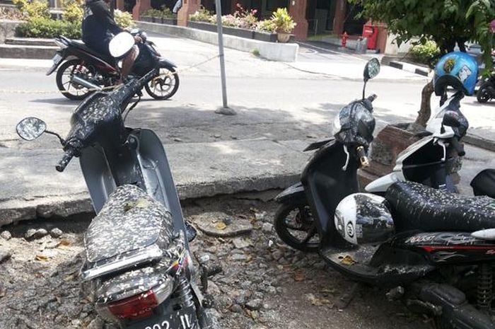 Ilustrasi motor parkir terkena kotoran burung