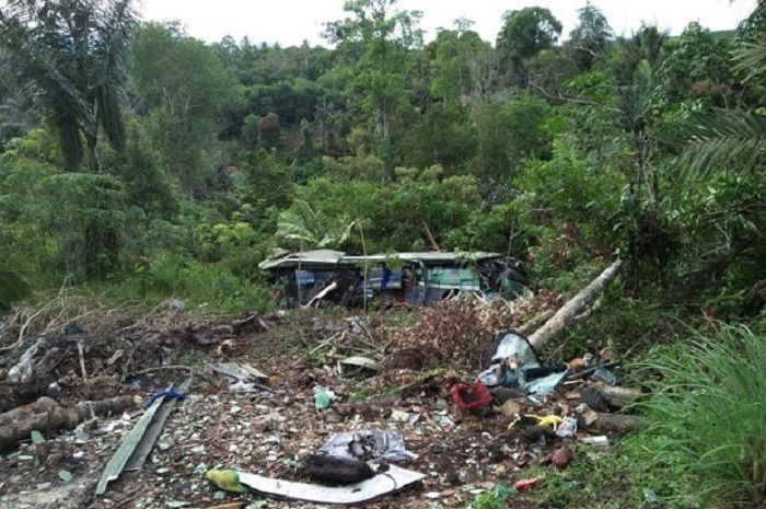 Ilustrasi bus masuk jurang