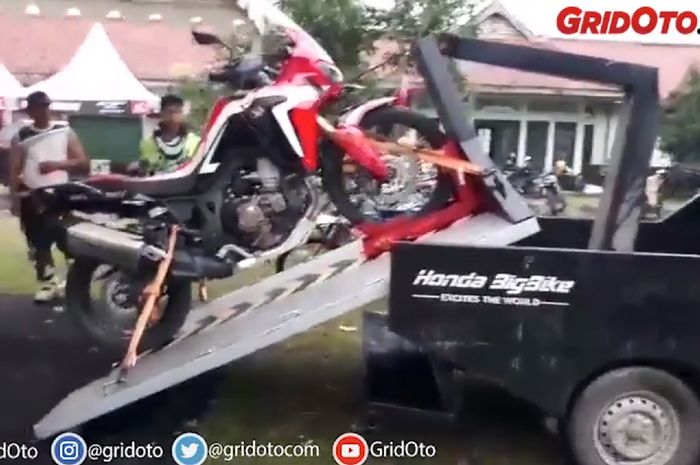 Cukup tekan satu tombol, moge langsung naik ke mobil!