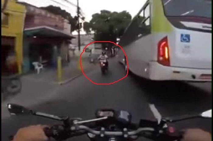 Pengendara Tergilas Bus