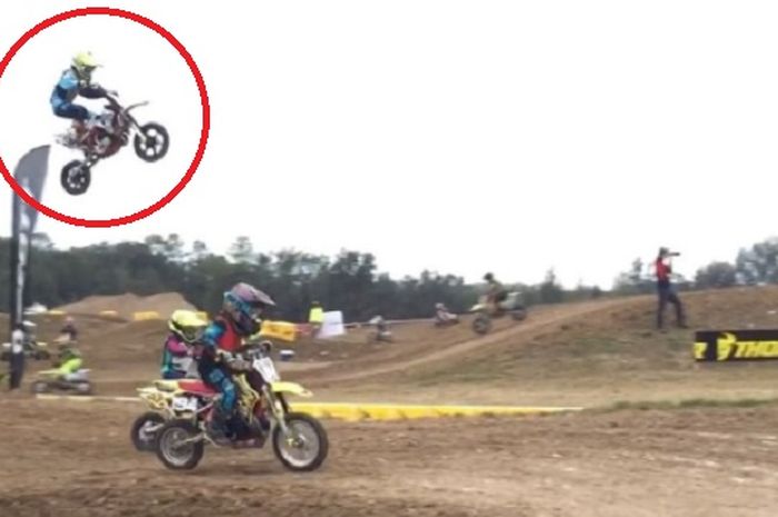 Canyon Richards, bocah 9 tahun melakukan jumping dalam balap Motorcross