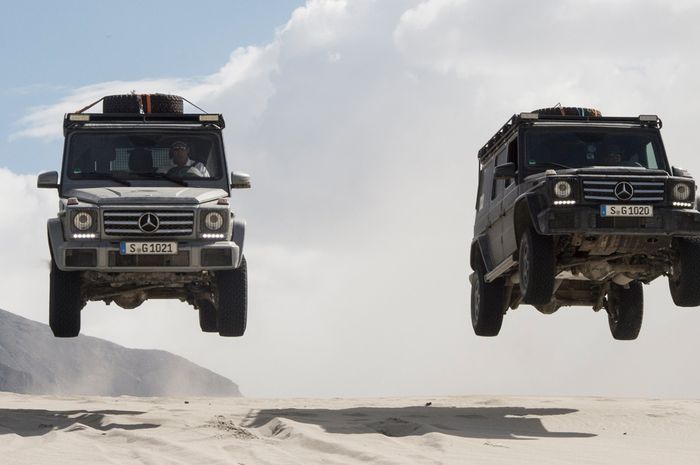Mike Horn menerbangkan Mercedes-Benz G500 di padang pasir