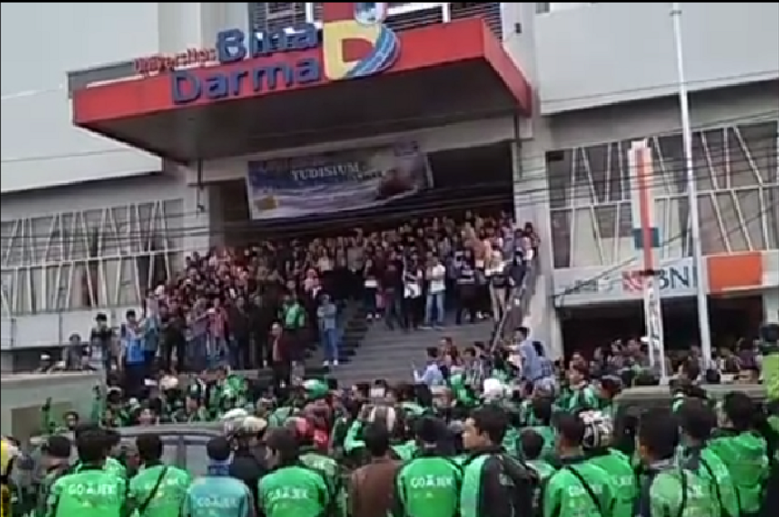 Aksi demo para driver ojek online di depan kampus Bina Darma Palembang