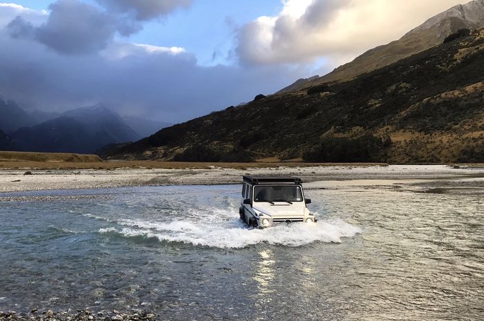 Mercedes-Benz G500 di perbatasan Kazakstan