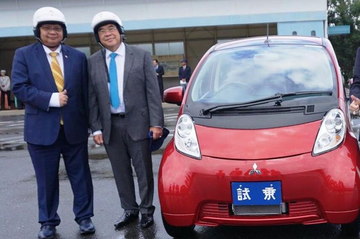 Menperin Airlangga Hartato bersama Ketua III GAIKINDO Rizwan Alamsjah berfoto bersama di sela-sela k