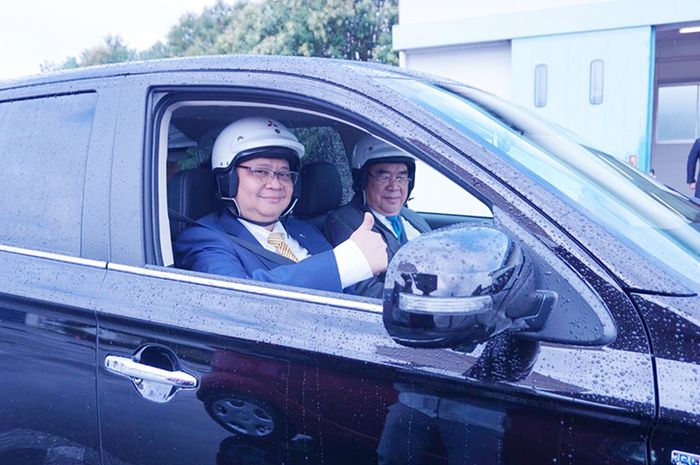 Menteri Perindustrian Airlangga Hartarto bersama Ketua III GAIKINDO Rizwan Alamsjah saat test drive 