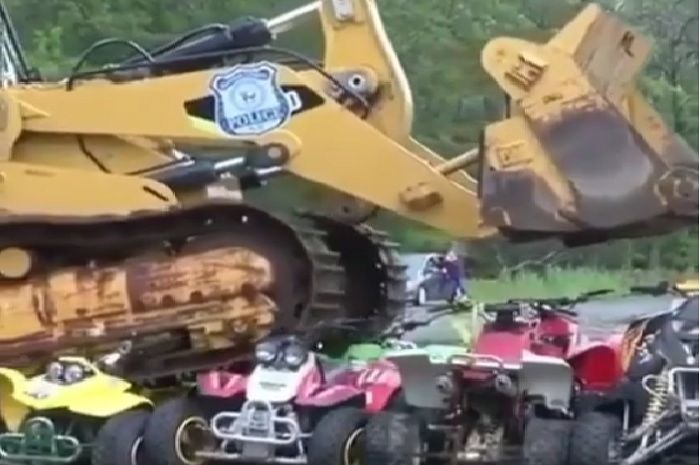 Ganasnya buldozer saat memusnahkan ATV