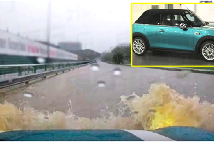 Mobil Mini Cooper yang sedang melintas di jalanan yang tergenang banjir