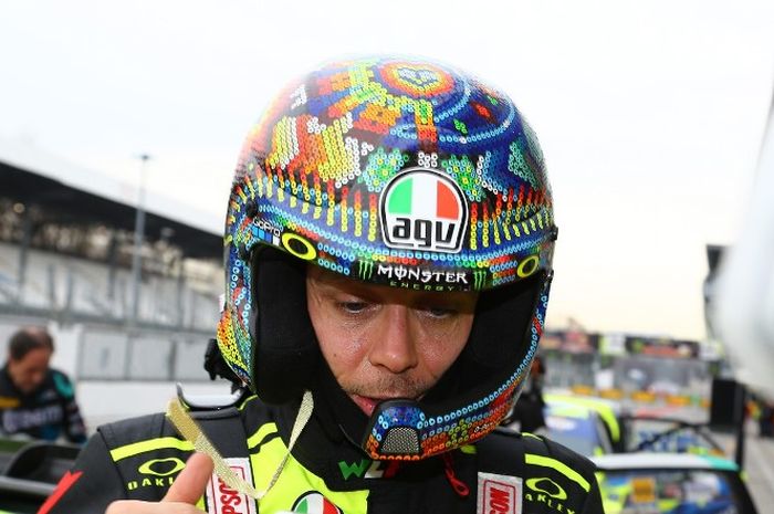 Valentino Rossi memakai helm berbeda dengan balap motor, tapi merek dan motifnya sama dengan helm di tes privat MotoGP Sepang