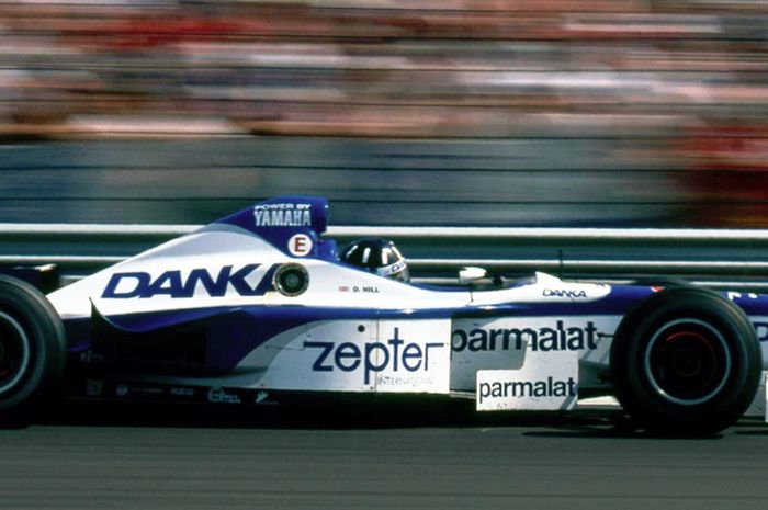 Arrows A18 dengan mesin Yamaha OX11 yang dikemudikan Damon Hill