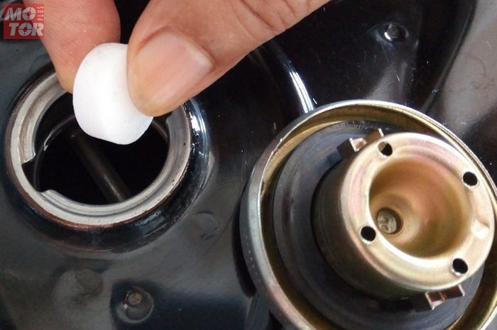 Kapur barus dicampur bensin