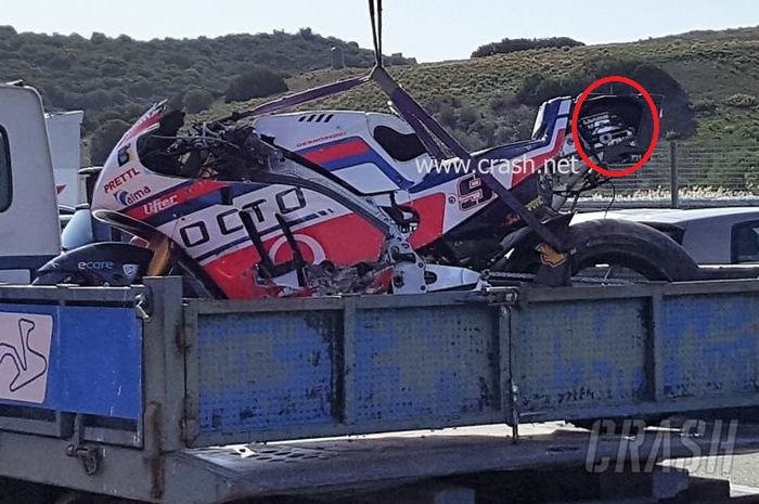 Salad box (dilingkari) terlihat berupa kotak logam