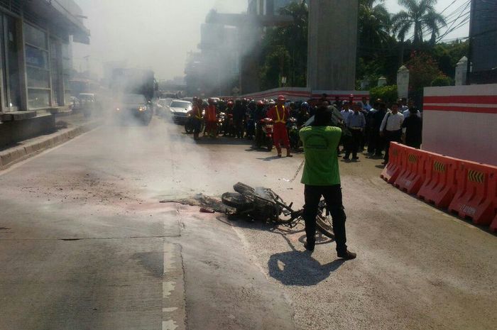 Yamaha mio terbakar di jalan