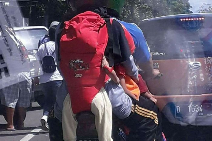 Pengendara motor nekat bawa banyak anak