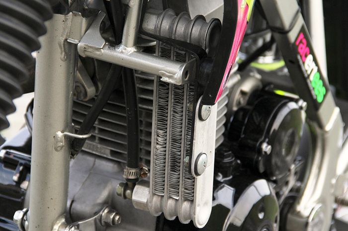 Modifikasi Kawasaki KLX 150.  Oil cooler comot Satria F150 bantu menjaga suhu oli mesin