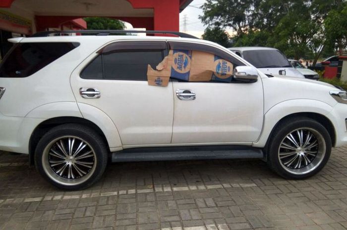 Ilustrasi, kaca Toyota Fortuner yang dipecah maling untuk gasak uang di dalam kabin