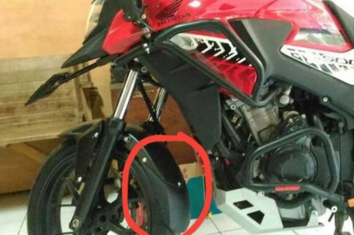 Mud flap di spakbor depan Honda CB500X