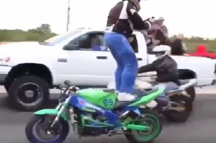 Biker yang nekat berdiri di atas motor yang melaju