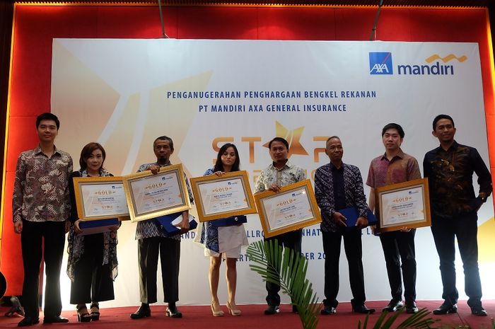 Perwakilan bengkel Gold Workshop AXA Mandiri menerima plakat