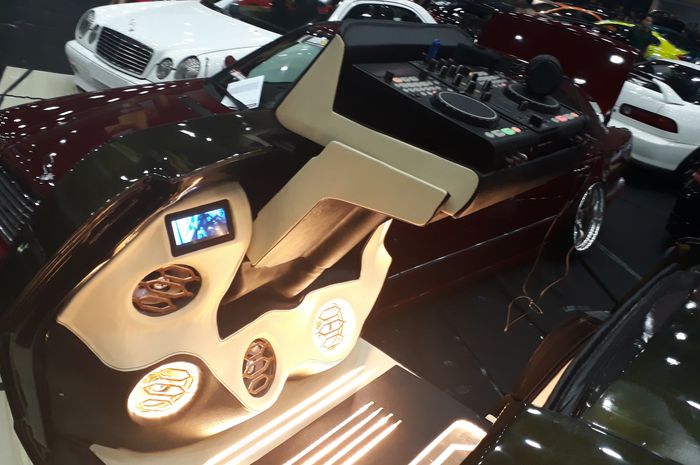 DJ controller di mobil Honda Jazz bertubuh gemuk
