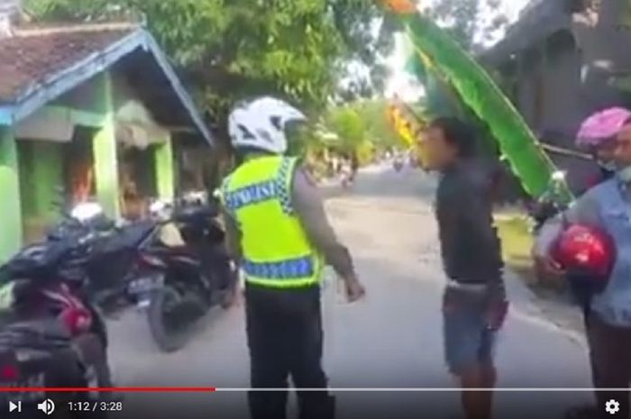 Warga marah-marah kepada polisi saat melakukan razia