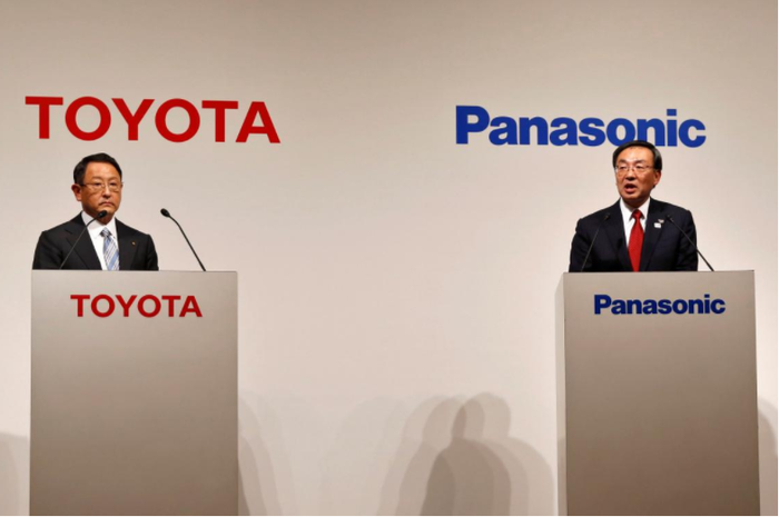Toyota Motor Corp President Akio Toyoda  dan Panasonic Corp President Kazuhiro Tsuga berbicara di depan pers