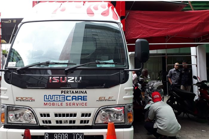 Truk Pertamina Lubecare Mobile Service dan Mekanik yang Bekerja di Samping Truk