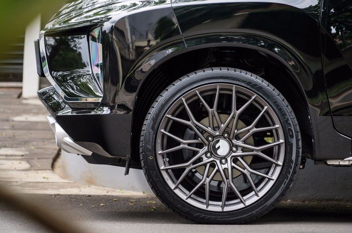 Mitsubishi Xpander pakai ban dan pelek aftermarket