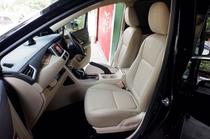 interior Mitsubishi Xpander dengan warna champagne