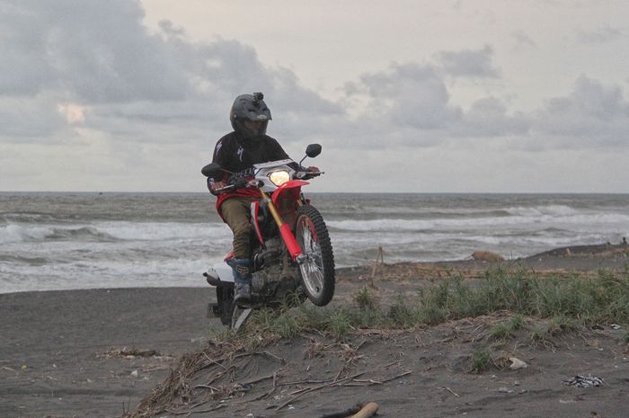 Mencoba Honda CRF150L di Pantai Depok