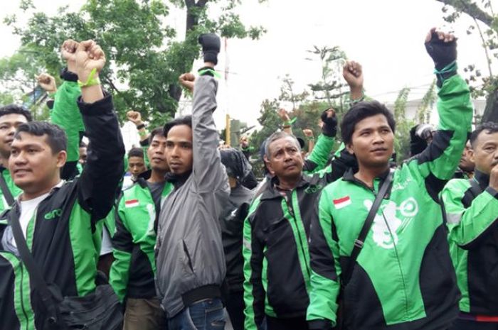 Driver ojek online menggelar aksi demo di Kantor Gubernur Sumatera Utara