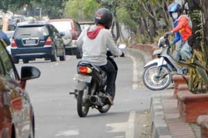 Menyalakan lampu sein ketika hendak belok sebaiknya jangan dadakan