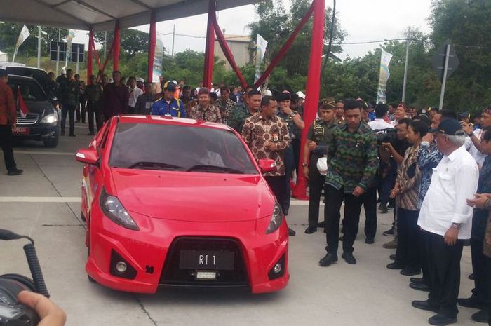 Mobil listrik Ezzy II dugunakan Presiden Jokowi saat peresmian tol Surabaya-Mojokerto