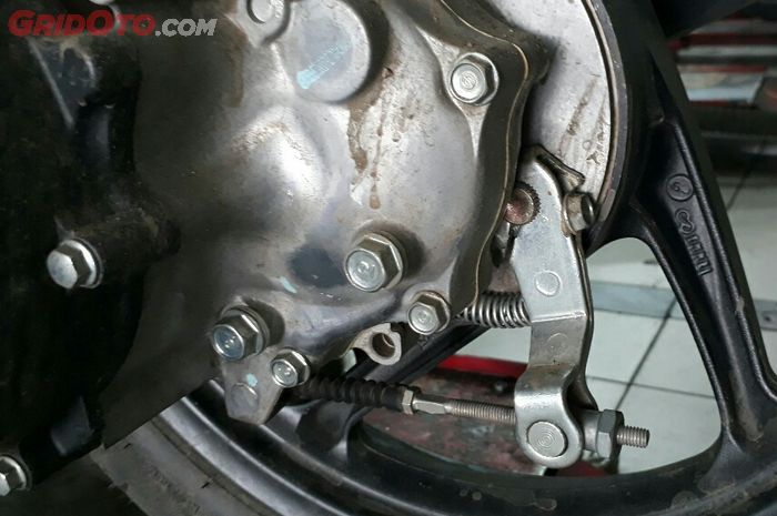 Rem motor skutik yang menggunakan mekanisme tromol