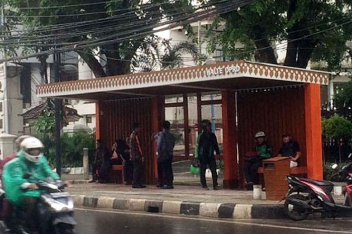 Riding menembus hujan deras ternyata haram hukumnya dari kacamata safety, lebih baik langsung berteduh di tempat-tempat seperti ini